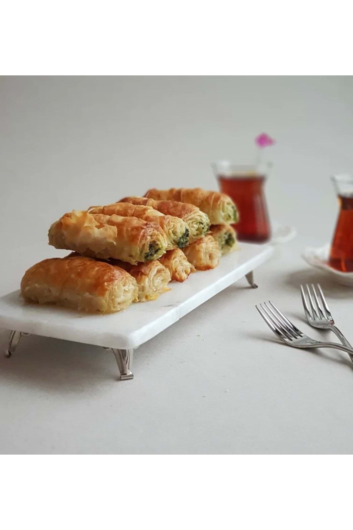 Dekoratif Beyaz Mermer Dikdörtgen Gümüş Ayaklı Sunum Tepsısı Servis Tabağı resmi