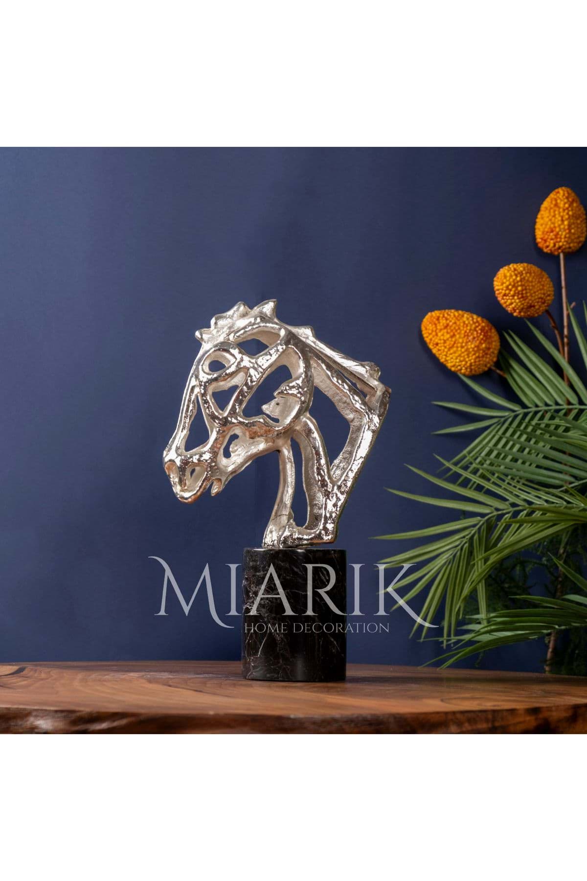 Dekoratif At Bust Obje resmi