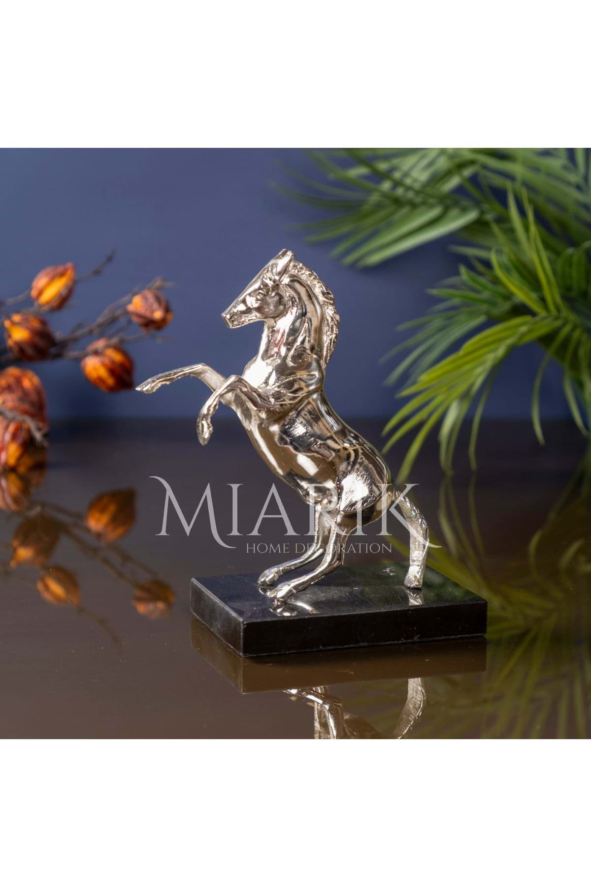 Dekoratif Pirinc At Obje resmi