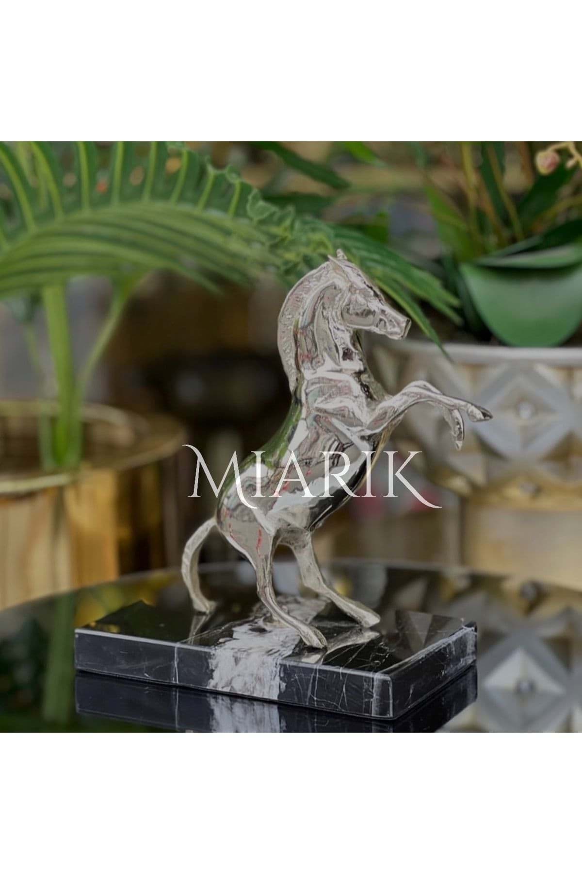 Dekoratif Pirinc At Obje resmi