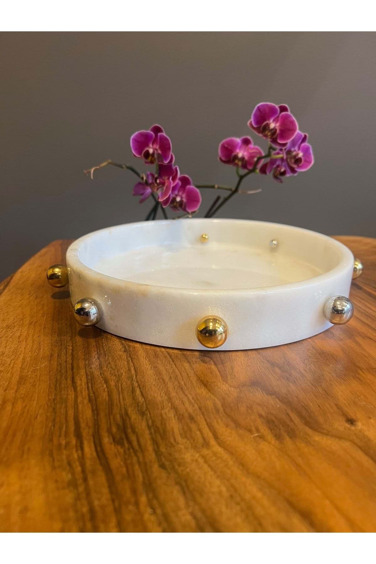 Dekoratif Mermer Altın Top Kabare Detaylı Tepsi resmi