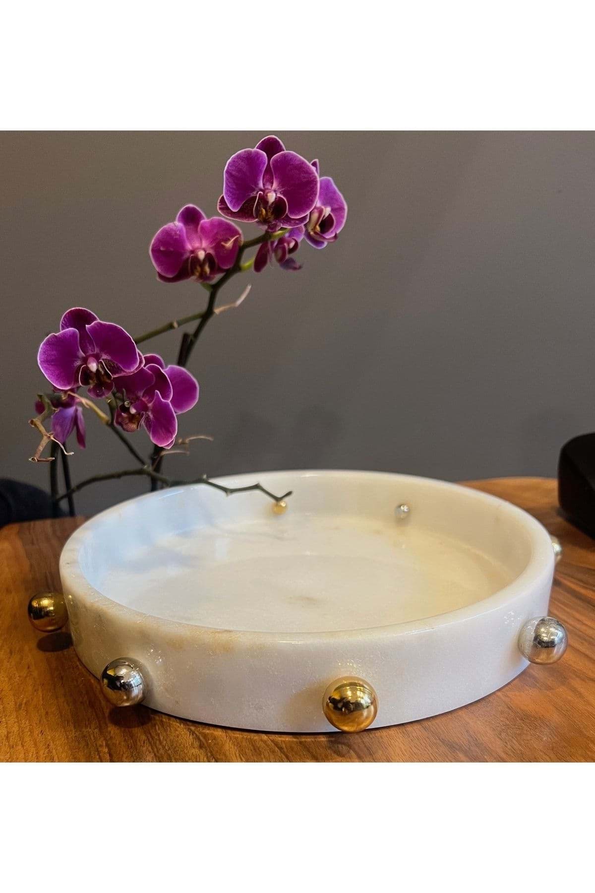 Dekoratif Mermer Altın Top Kabare Detaylı Tepsi resmi