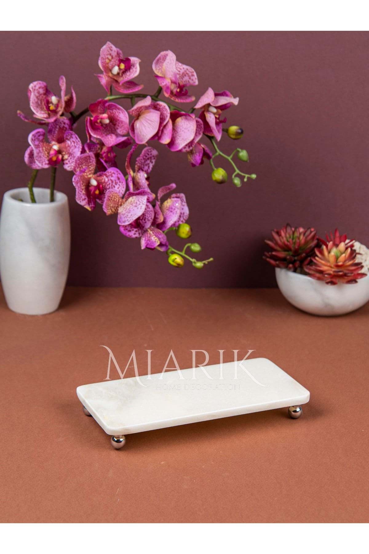 Dekoratif Beyaz Mermer Dikdörtgen Gümüş Top Ayaklı Sunum Tepsısı Servis Tabağı resmi