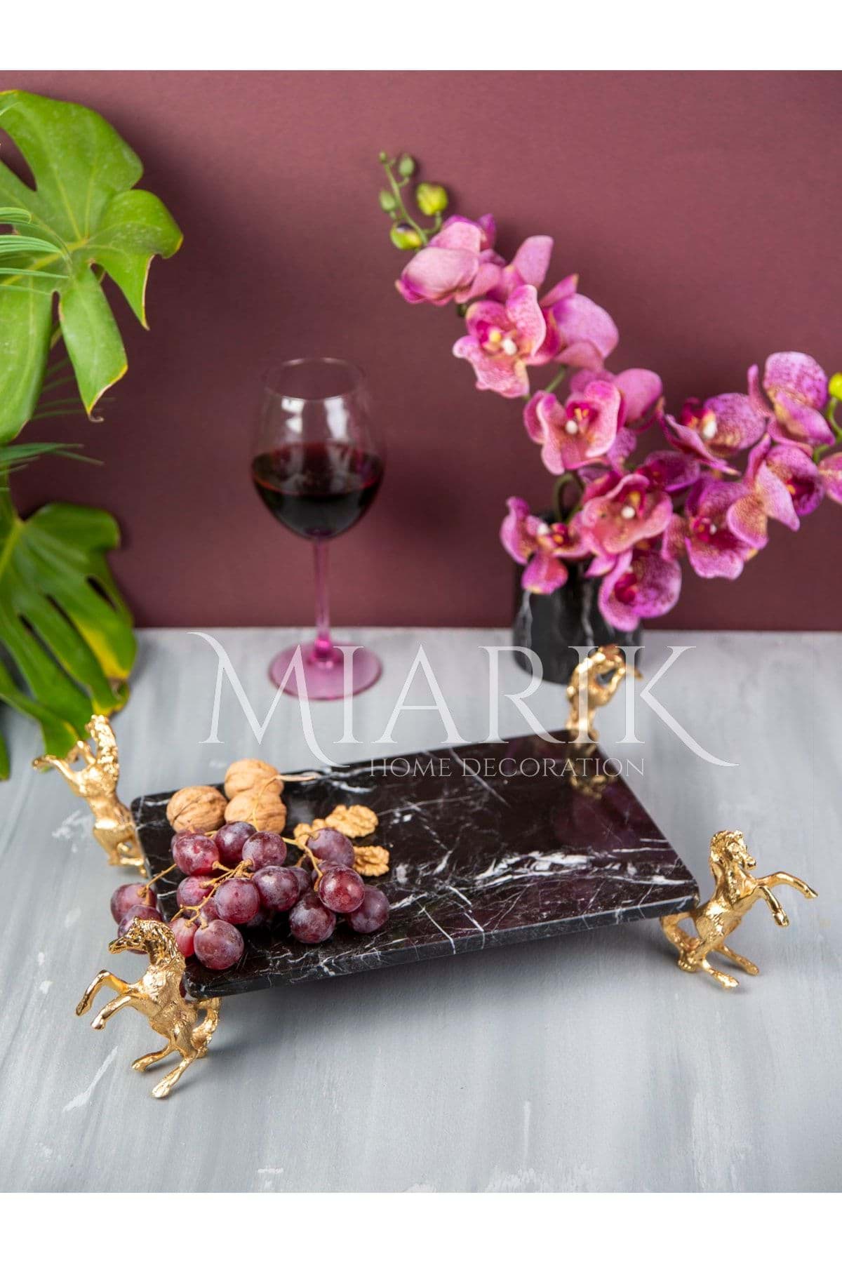 Dekoratıf Gold At Detaylı Sıyah Dıkdortgen Mermer Sunum Servıs Tabagı resmi