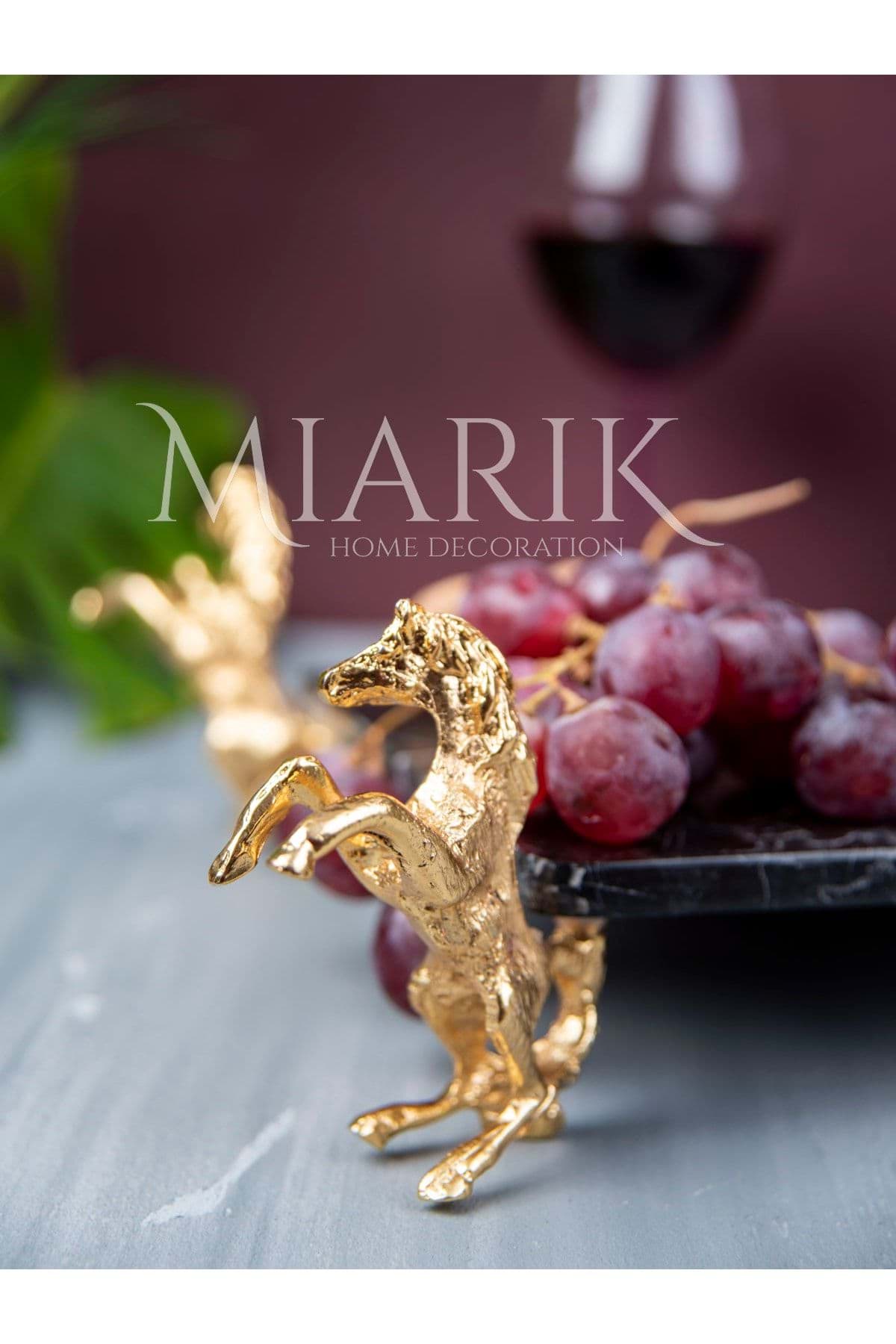 Dekoratıf Gold At Detaylı Sıyah Dıkdortgen Mermer Sunum Servıs Tabagı resmi