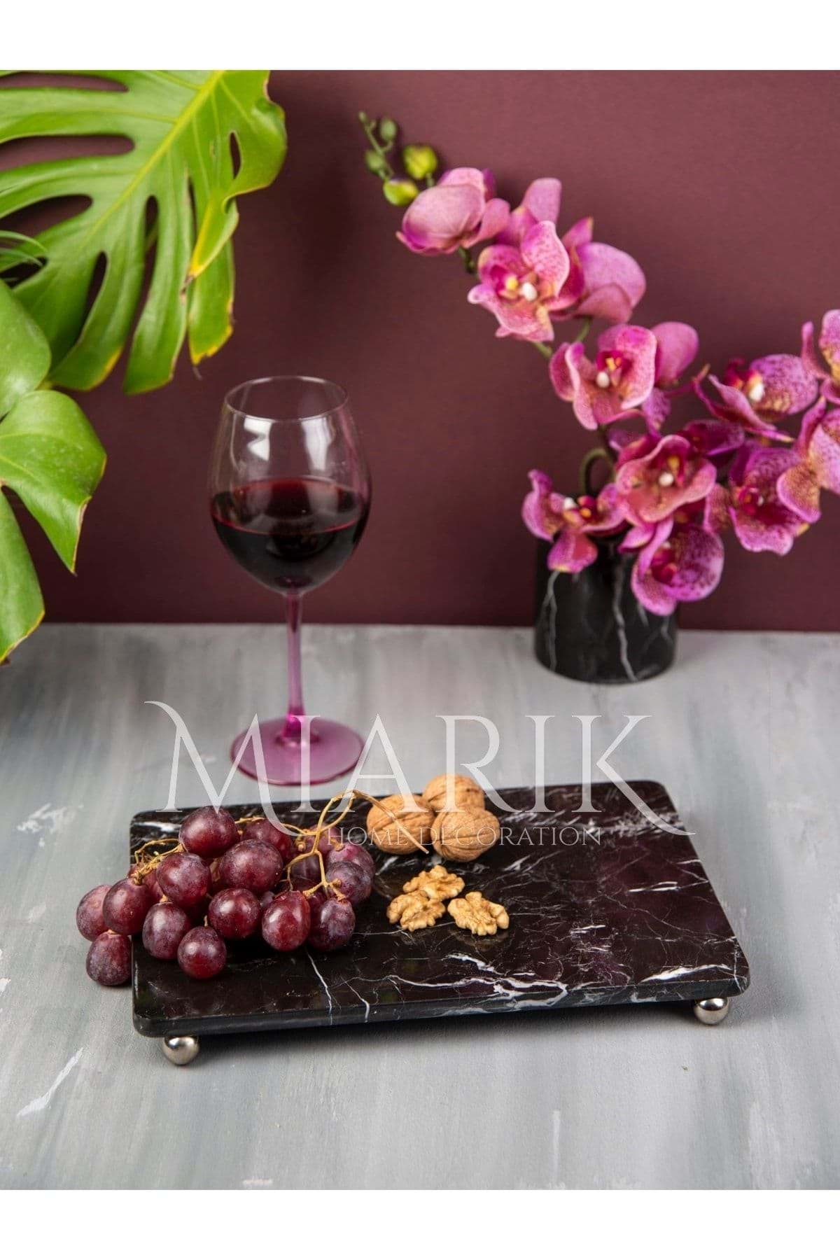 Dekoratif Sıyah Mermer Dikdörtgen Gümüş Top Ayaklı Sunum Tepsısı Servis Tabağı resmi