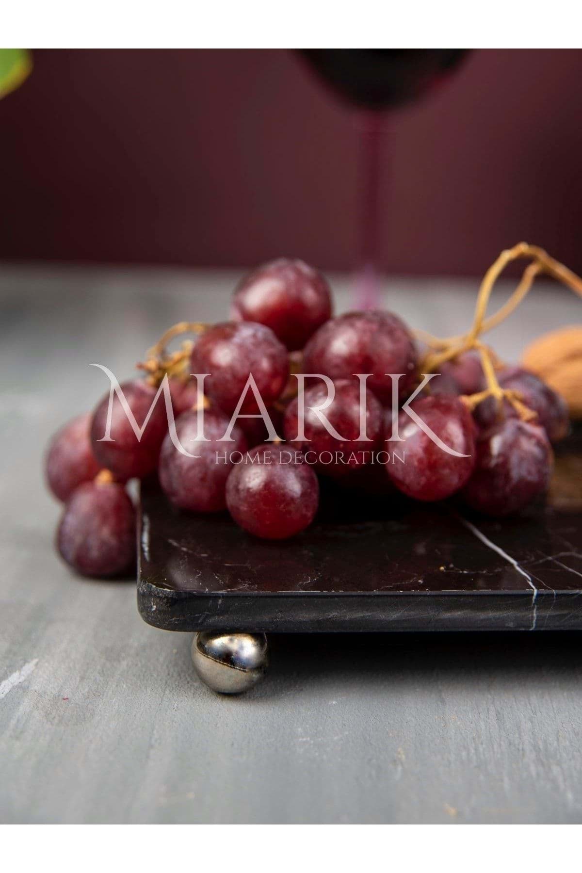 Dekoratif Sıyah Mermer Dikdörtgen Gümüş Top Ayaklı Sunum Tepsısı Servis Tabağı resmi