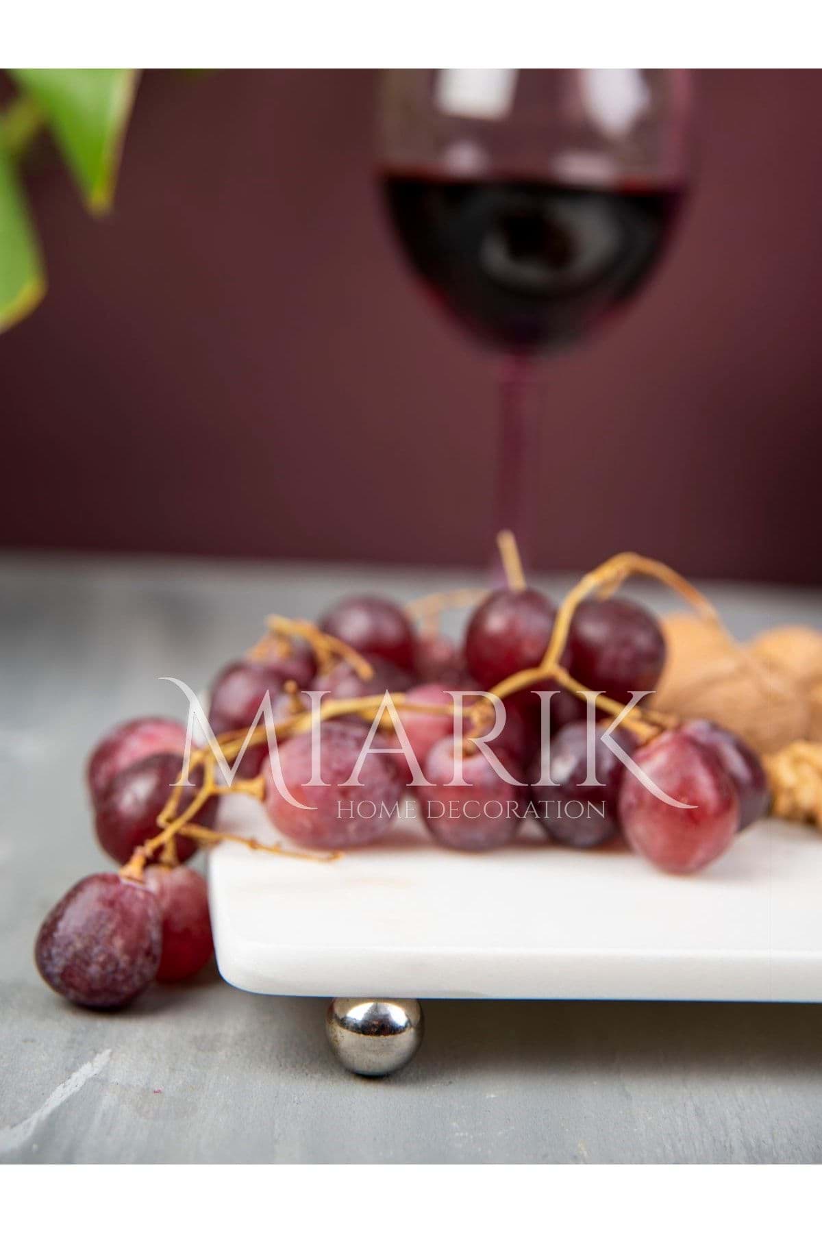 Dekoratif Beyaz Mermer Dikdörtgen Gümüş Top Ayaklı Sunum Tepsısı Servis Tabağı resmi