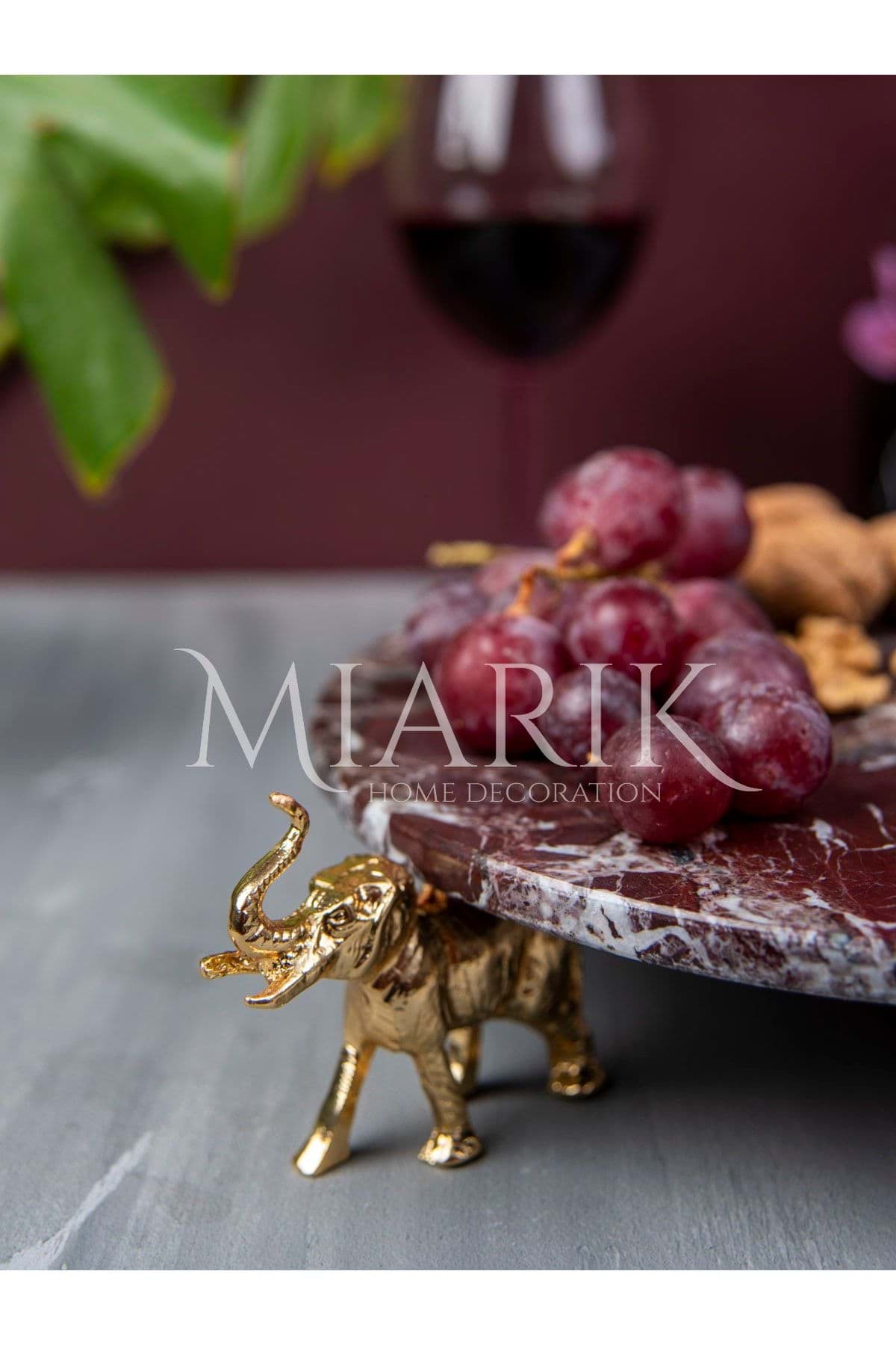 Dekoratıf Gold Fıl Detaylı Bordo Mermer Sunum Servıs Tabagı resmi